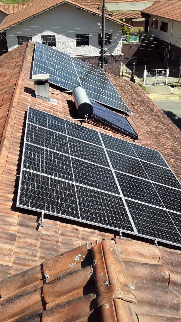 Painéis solares instalados em telhado residencial