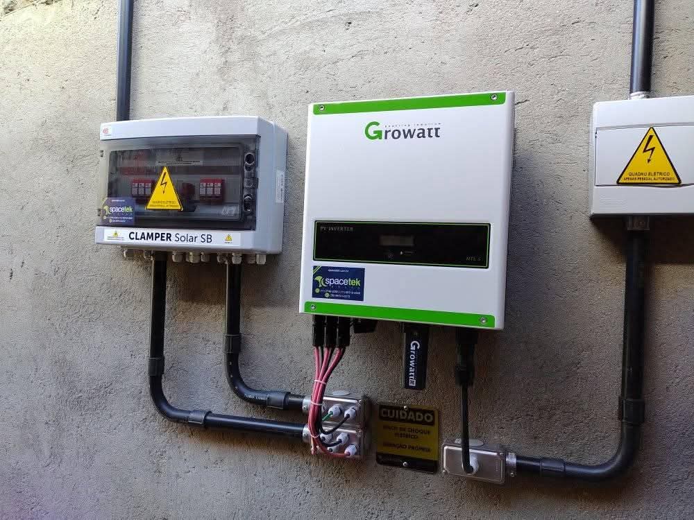 Inversor solar Growatt e quadros de proteção instalados